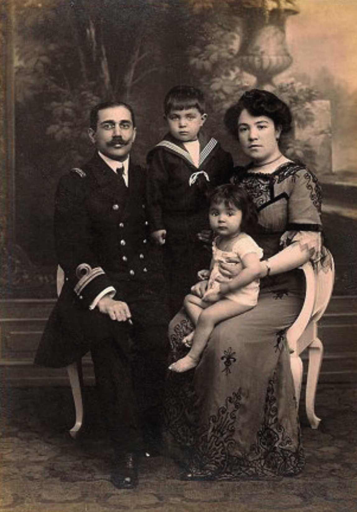 Tito Augusto de Morais Manuel, Alfredo Tito de<br />
Morais, Carolina de Moraes e Maria Palmira de<br />
Macedo Tito de Morais (ao colo)