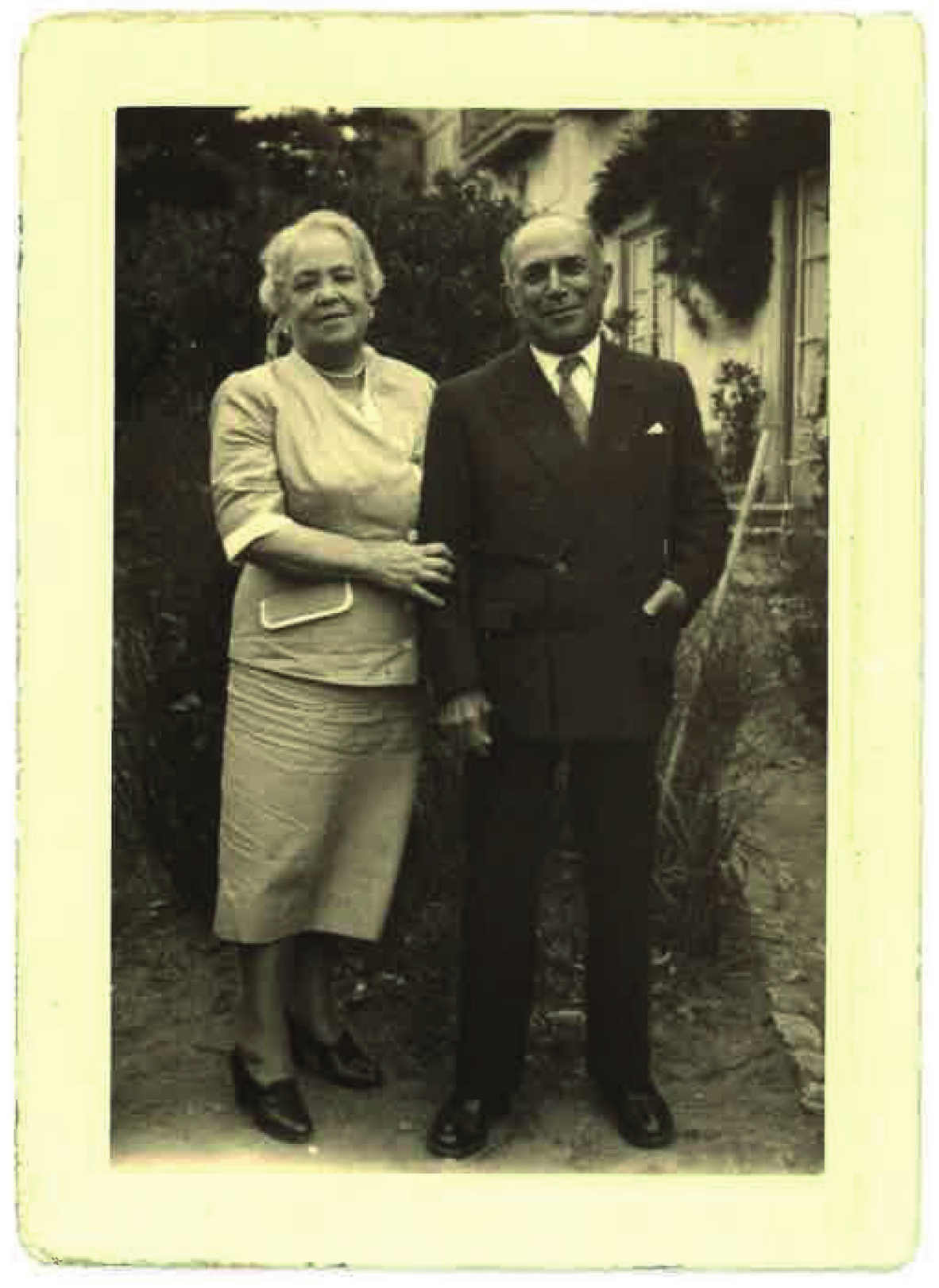 Tito Augusto de Morais Manuel com a sua<br />
mulher Carolina de Moraes.
